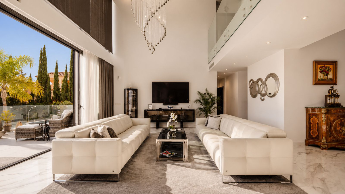 5 Bedroom Villa in Estepona - Photo 6
