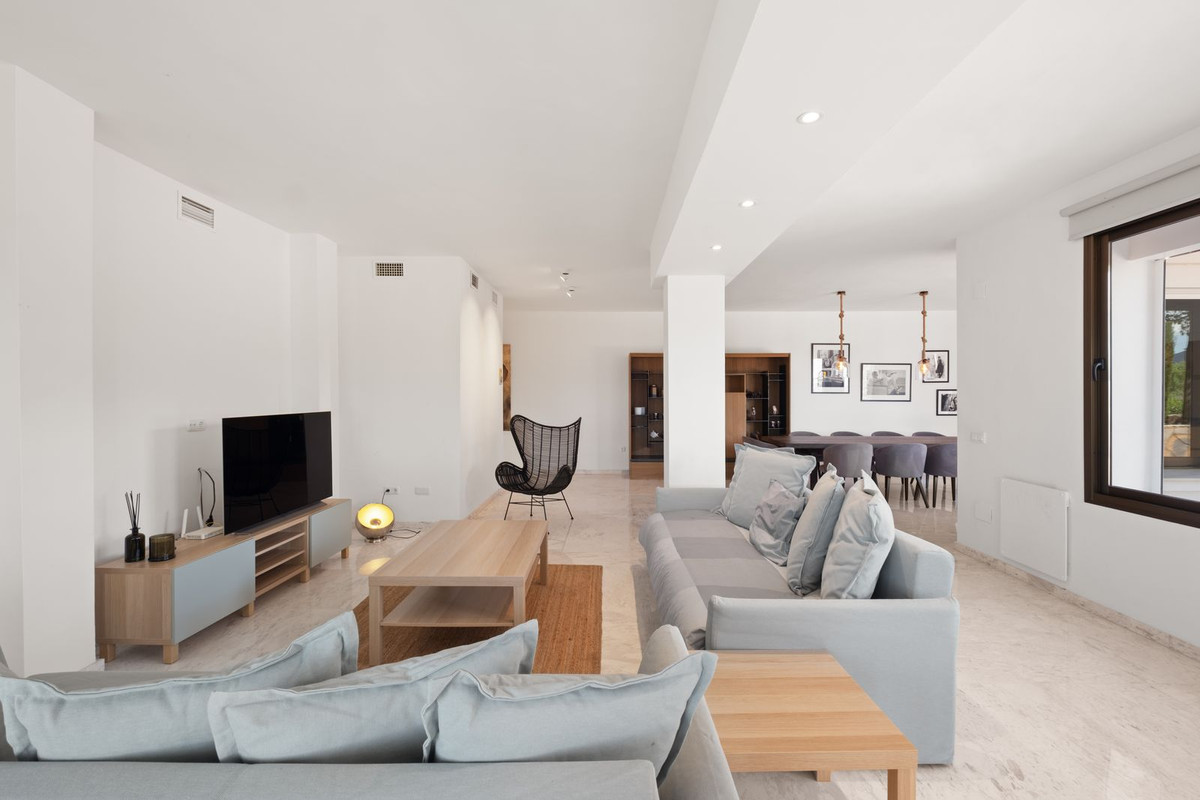 2 Bedroom Apartment in Marbella - Photo 6