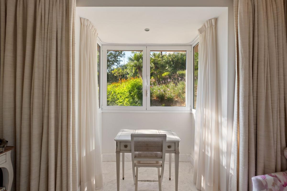 5 Bedroom Villa in Marbella - Photo 13