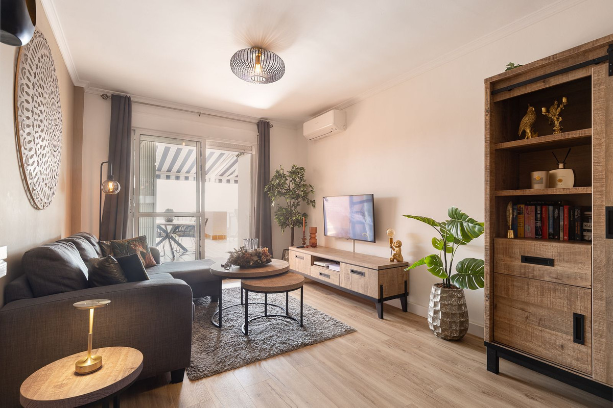 2 Bedroom Apartment in Torremolinos - Photo 13