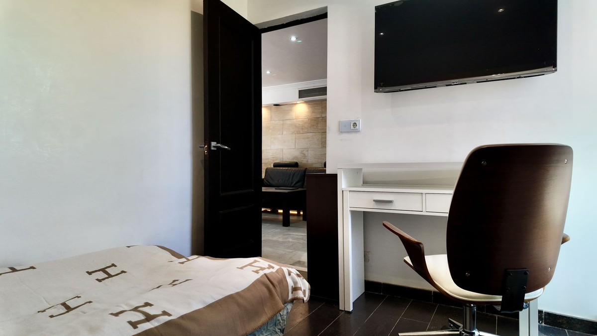 2 Bedroom Penthouse in Estepona - Photo 18