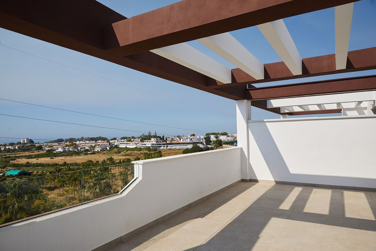 4 Bedroom Apartment in Estepona - Photo 12