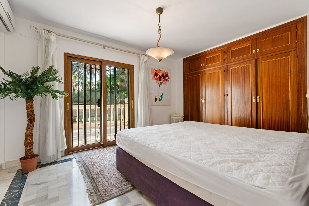 4 Bedroom Villa in Estepona - Photo 9