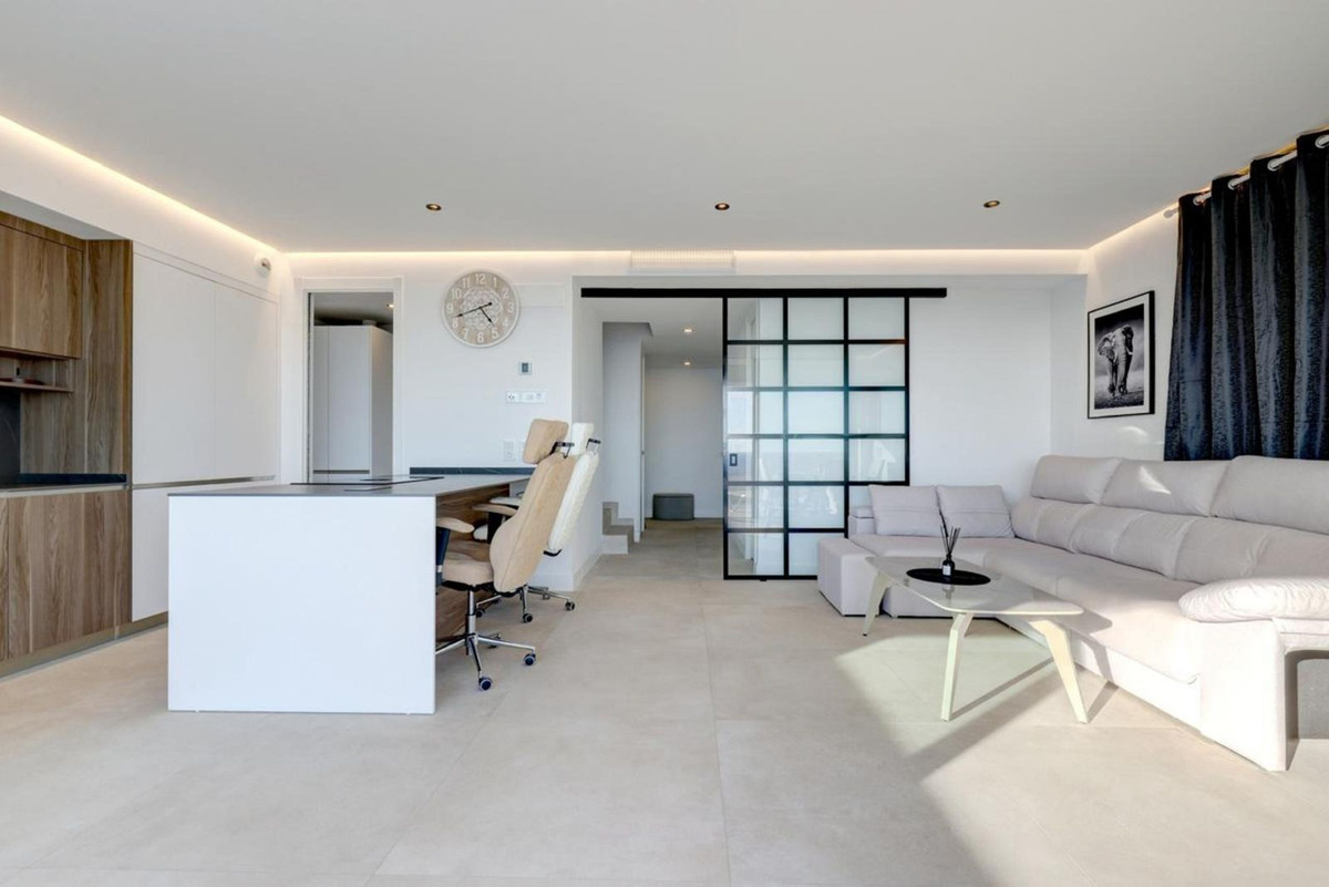 3 Bedroom Penthouse in Estepona - Photo 8