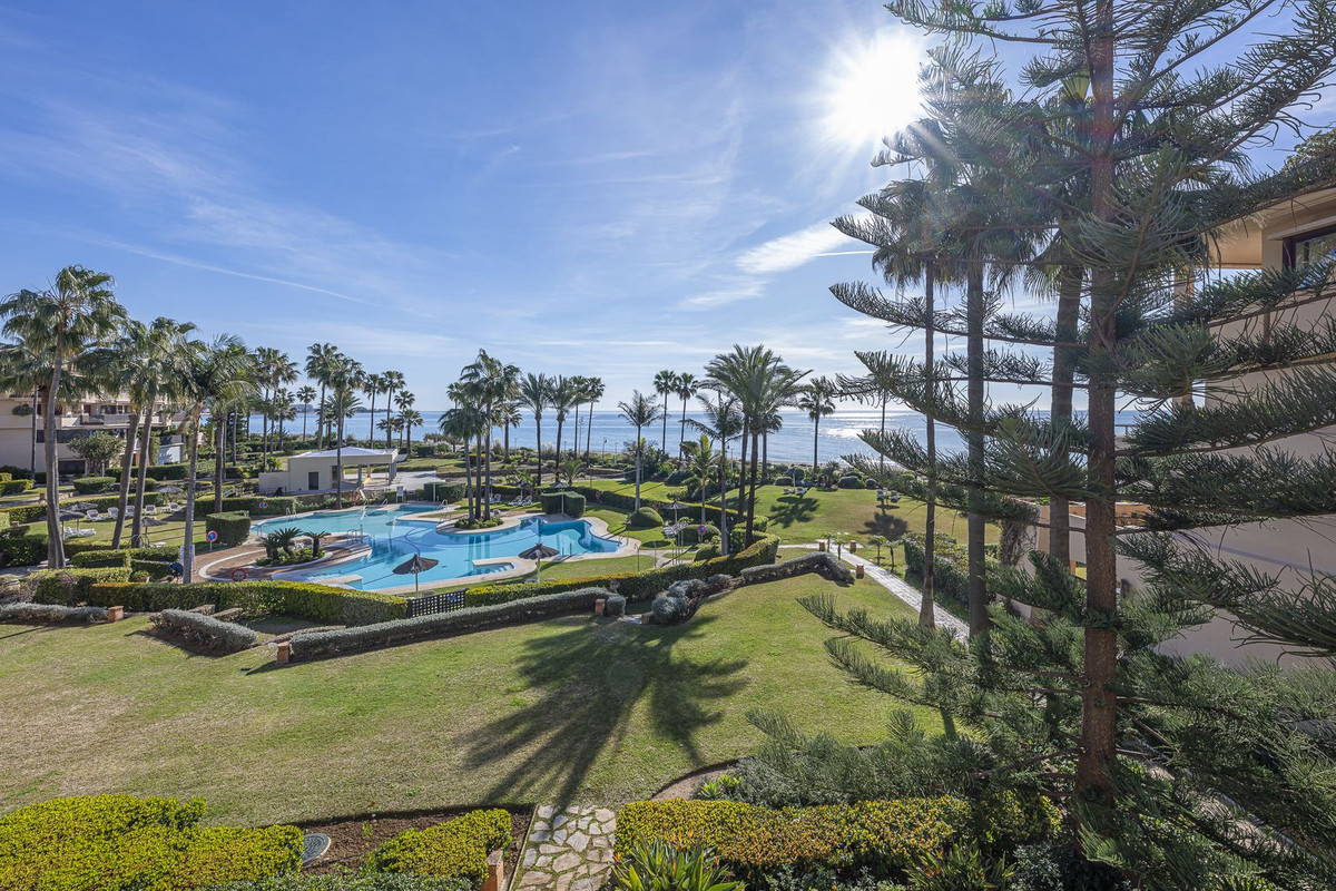2 Bedroom Apartment in Estepona - Photo 37