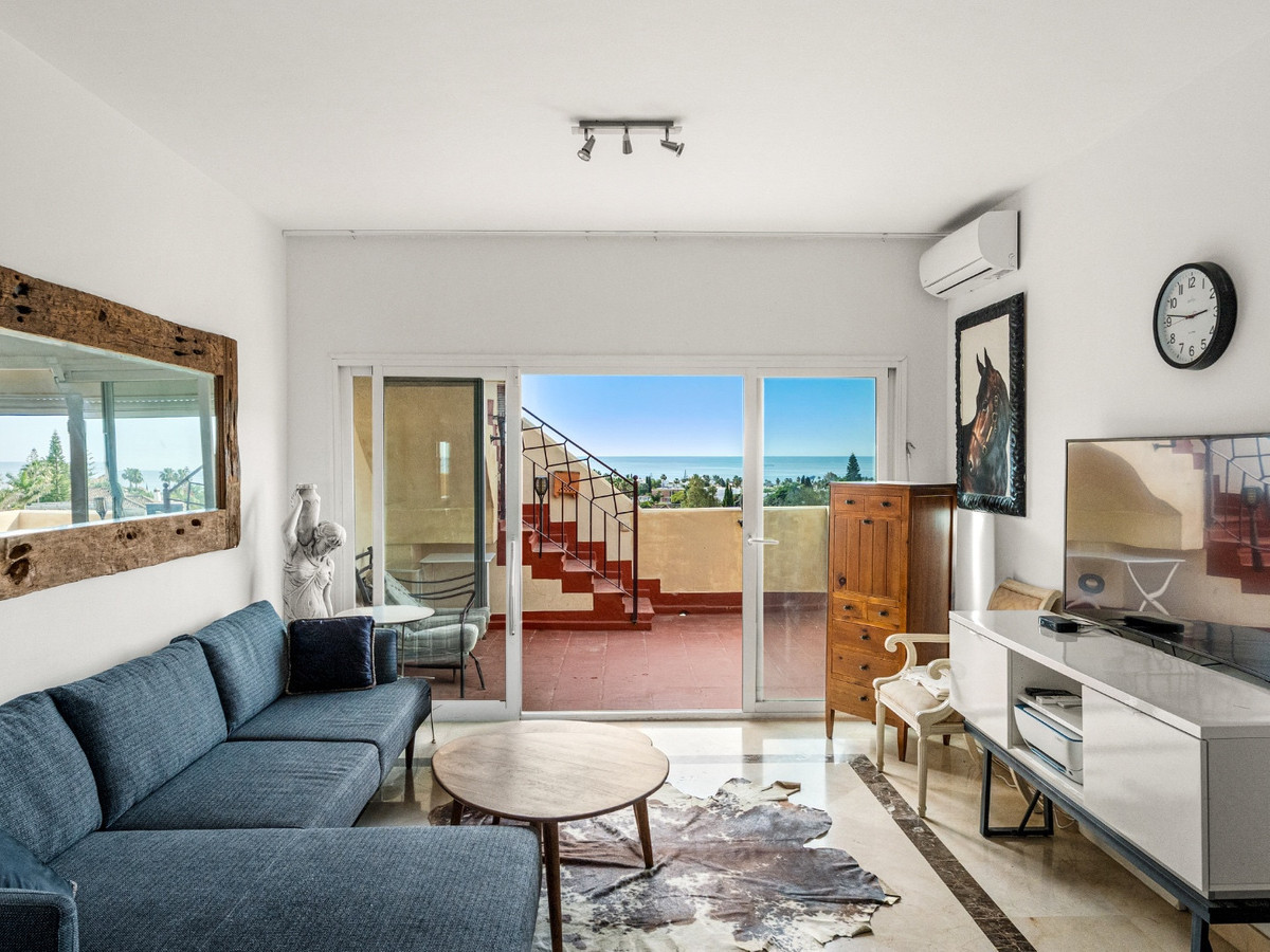 1 Bedroom Penthouse in Estepona - Photo 8