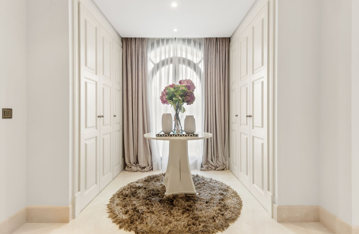 3 Bedroom Apartment in Estepona - Photo 3