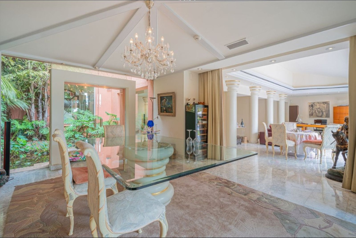 5 Bedroom Villa in Marbella - Photo 5