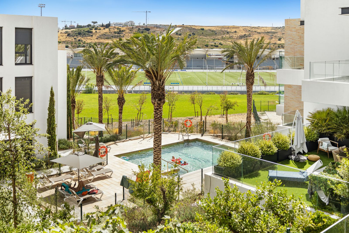 2 Bedroom Penthouse in Estepona - Photo 2