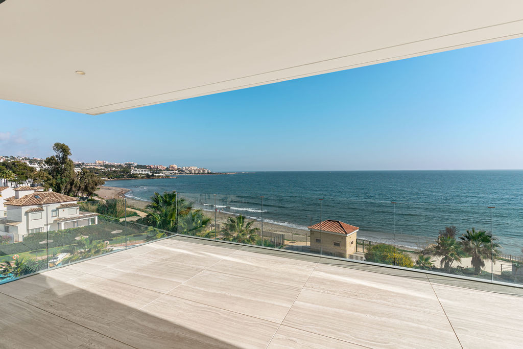 4 Bedroom Penthouse in Estepona - Photo 14