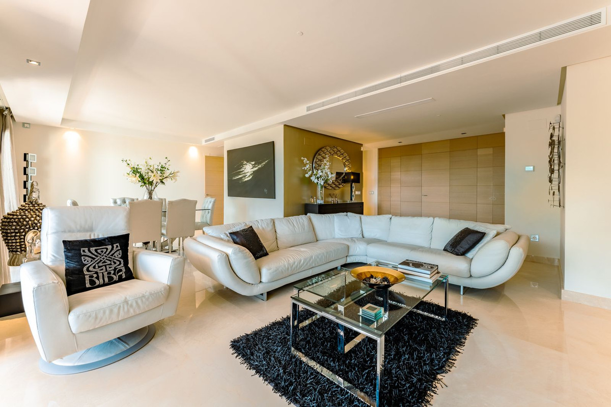 3 Bedroom Apartment in Benahavís - Photo 10