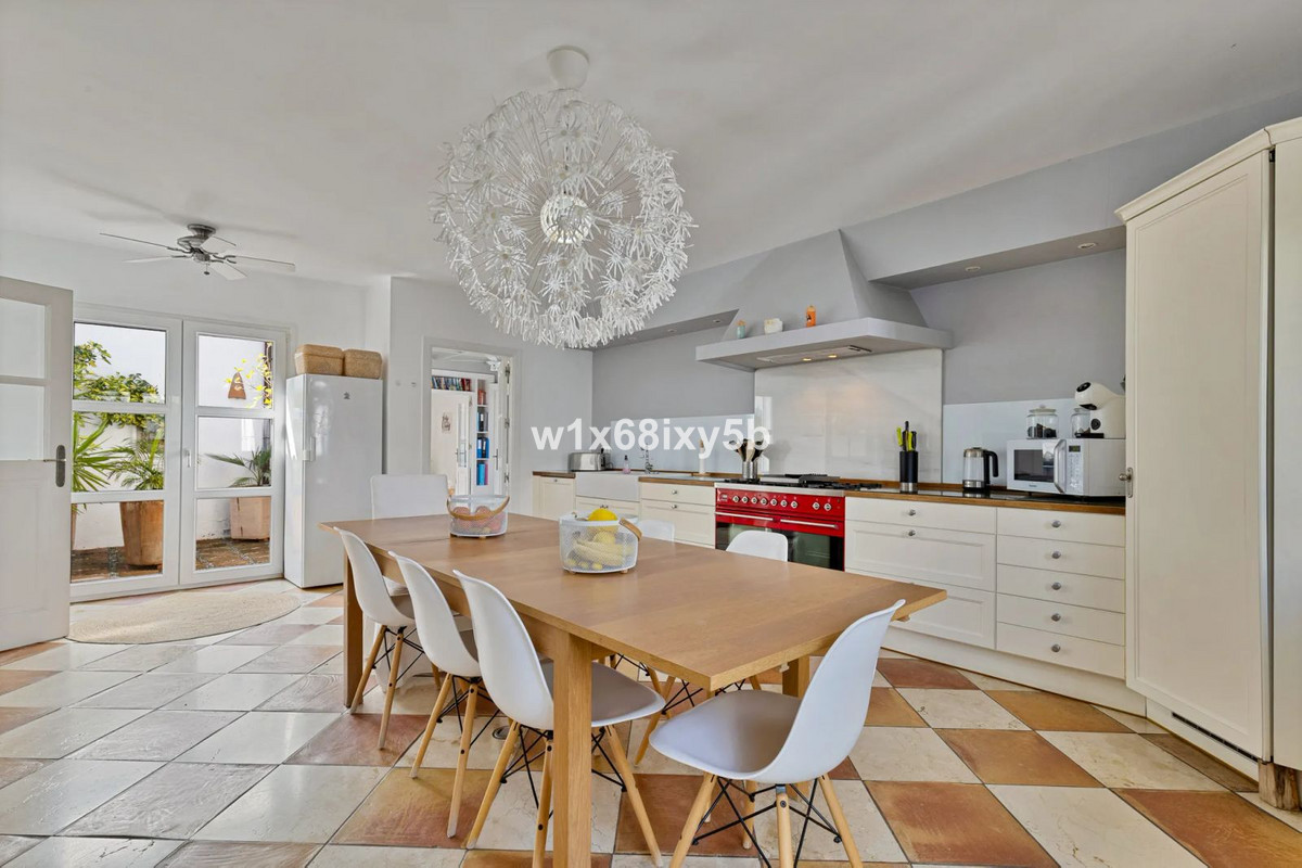 5 Bedroom Villa in San Pedro de Alcántara - Photo 3