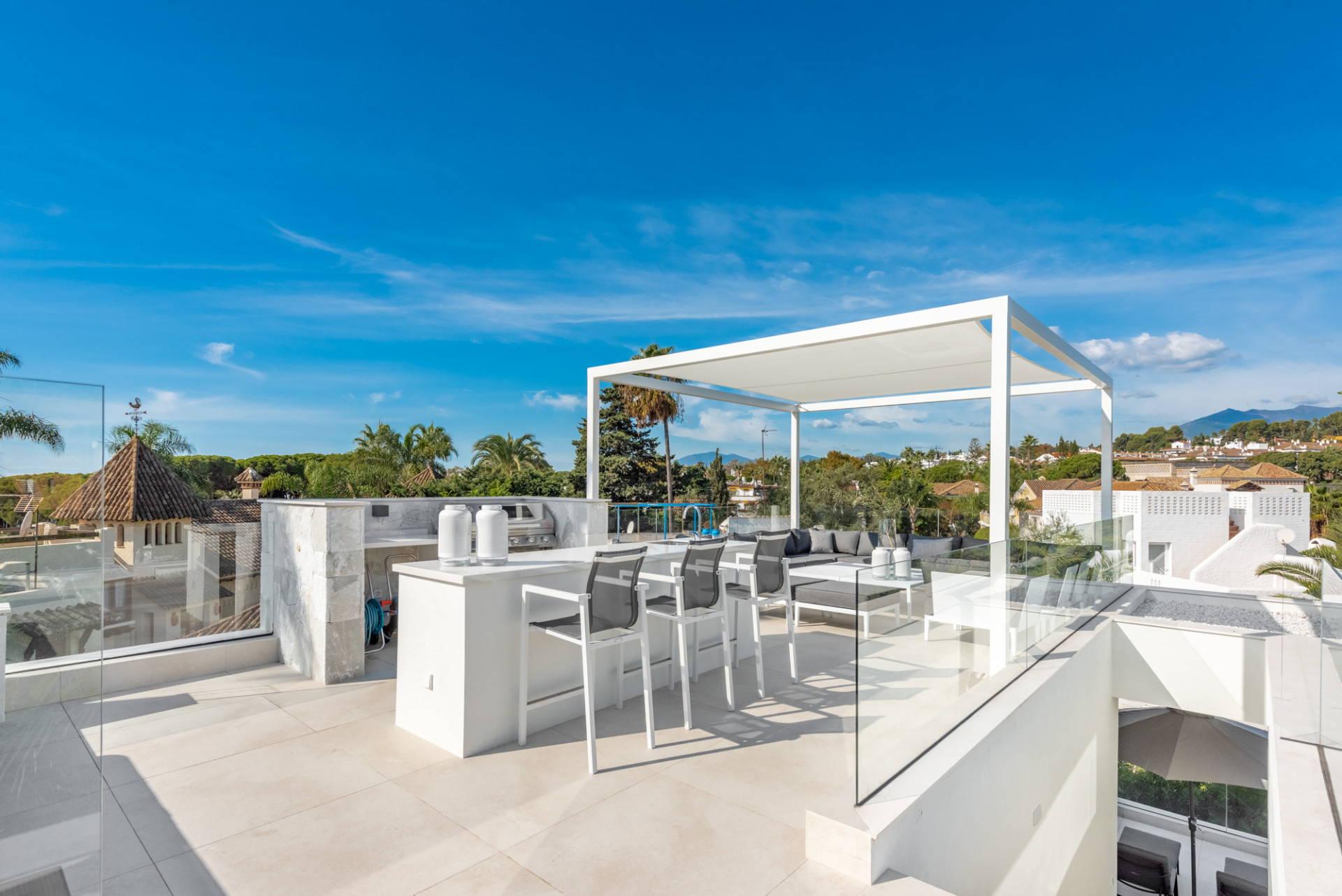 5 Bedroom Villa in Marbella - Photo 2