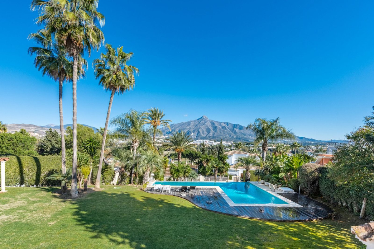 7 Bedroom Villa in Marbella - Photo 2