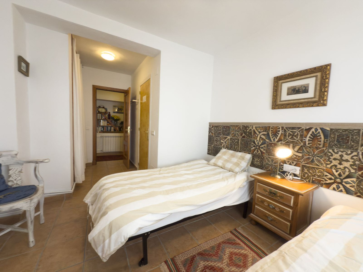 6 Bedroom Townhouse in Tolox - Photo 30