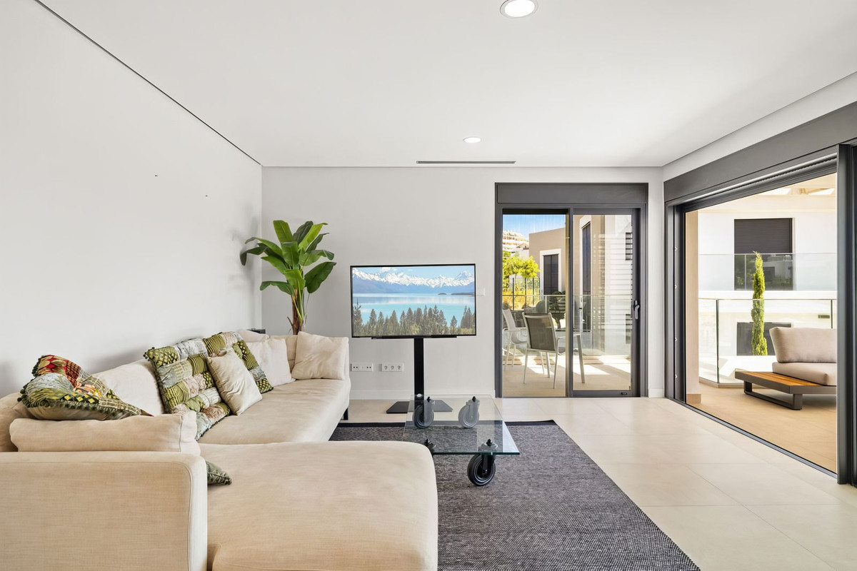 2 Bedroom Apartment in Estepona - Photo 5