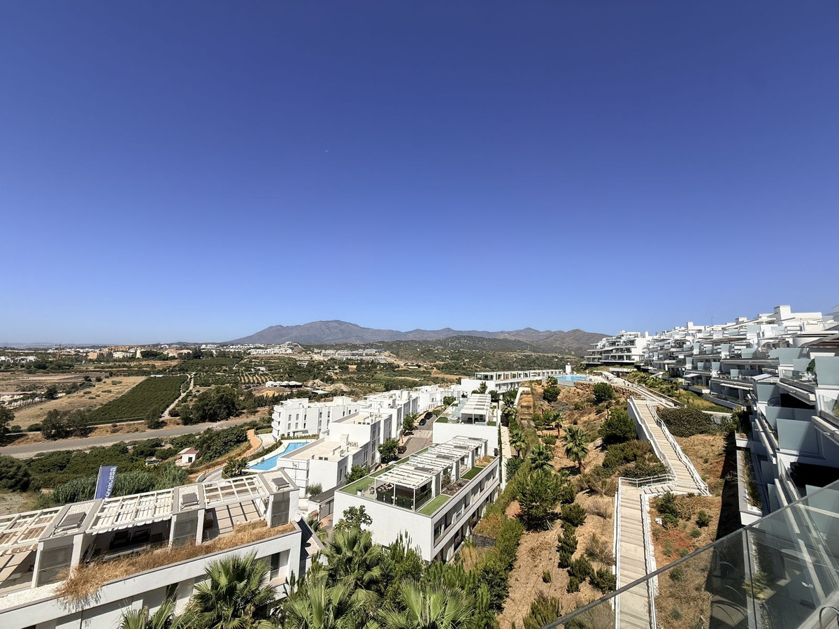 2 Bedroom Penthouse in Estepona - Photo 2