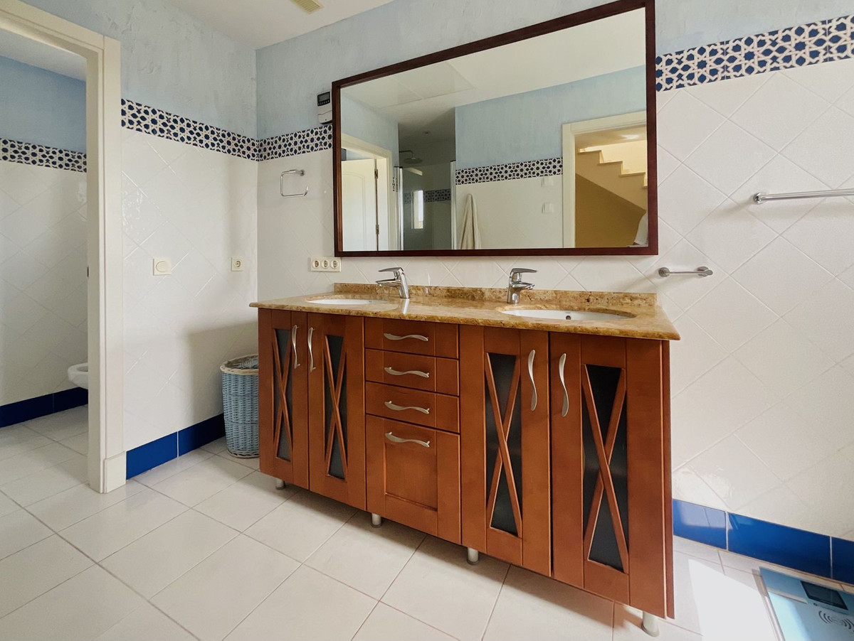 6 Bedroom Villa in Marbella - Photo 25