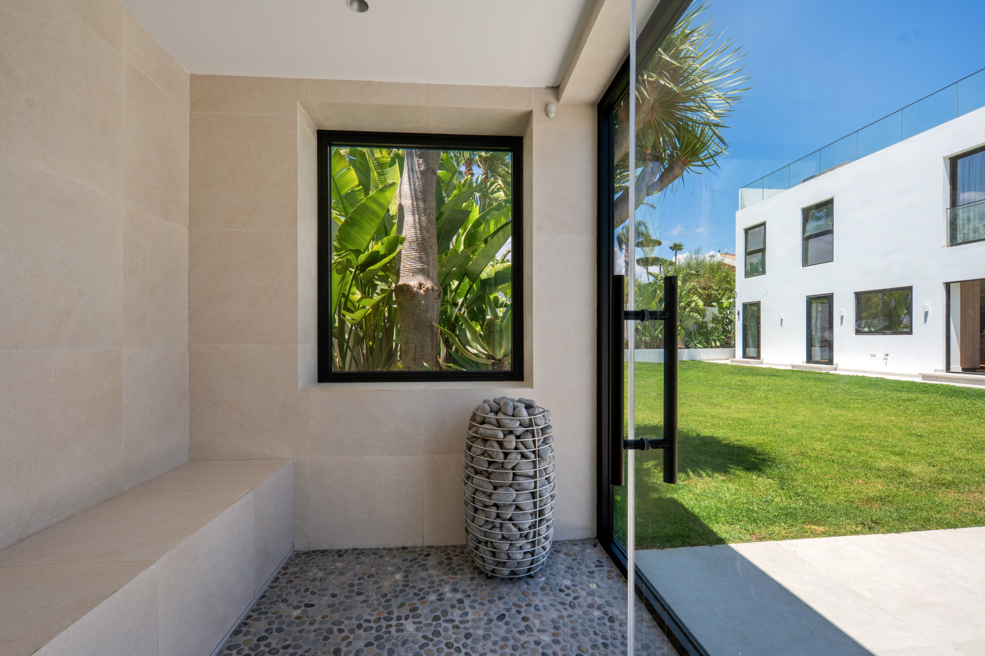 6 Bedroom Villa in Estepona - Photo 39