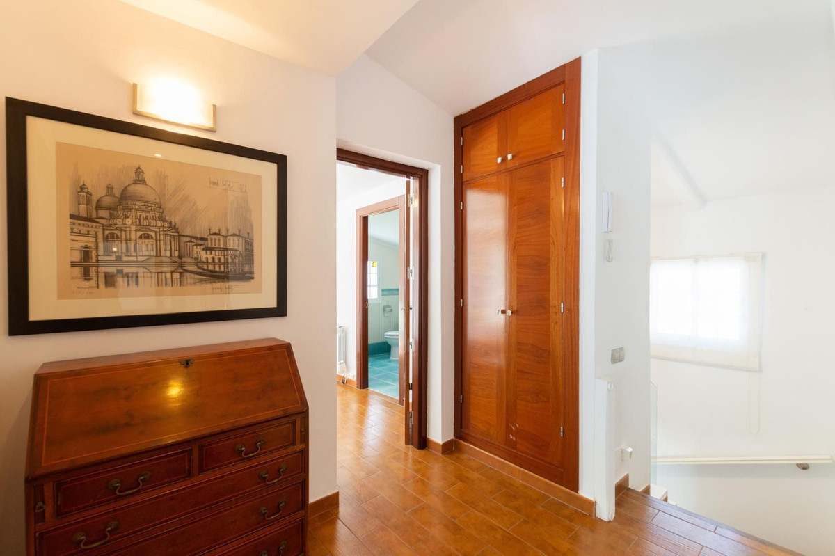 4 Bedroom Villa in San Pedro de Alcántara - Photo 3