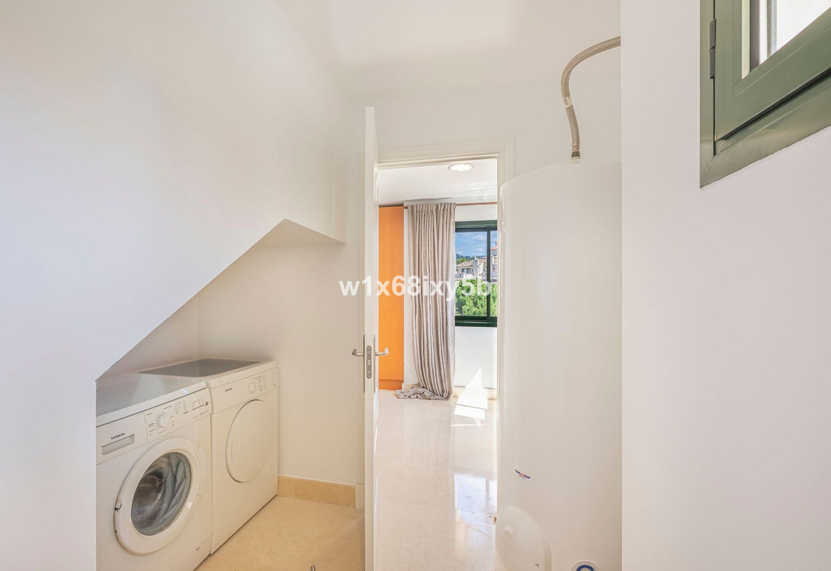 3 Bedroom Penthouse in Benahavís - Photo 18