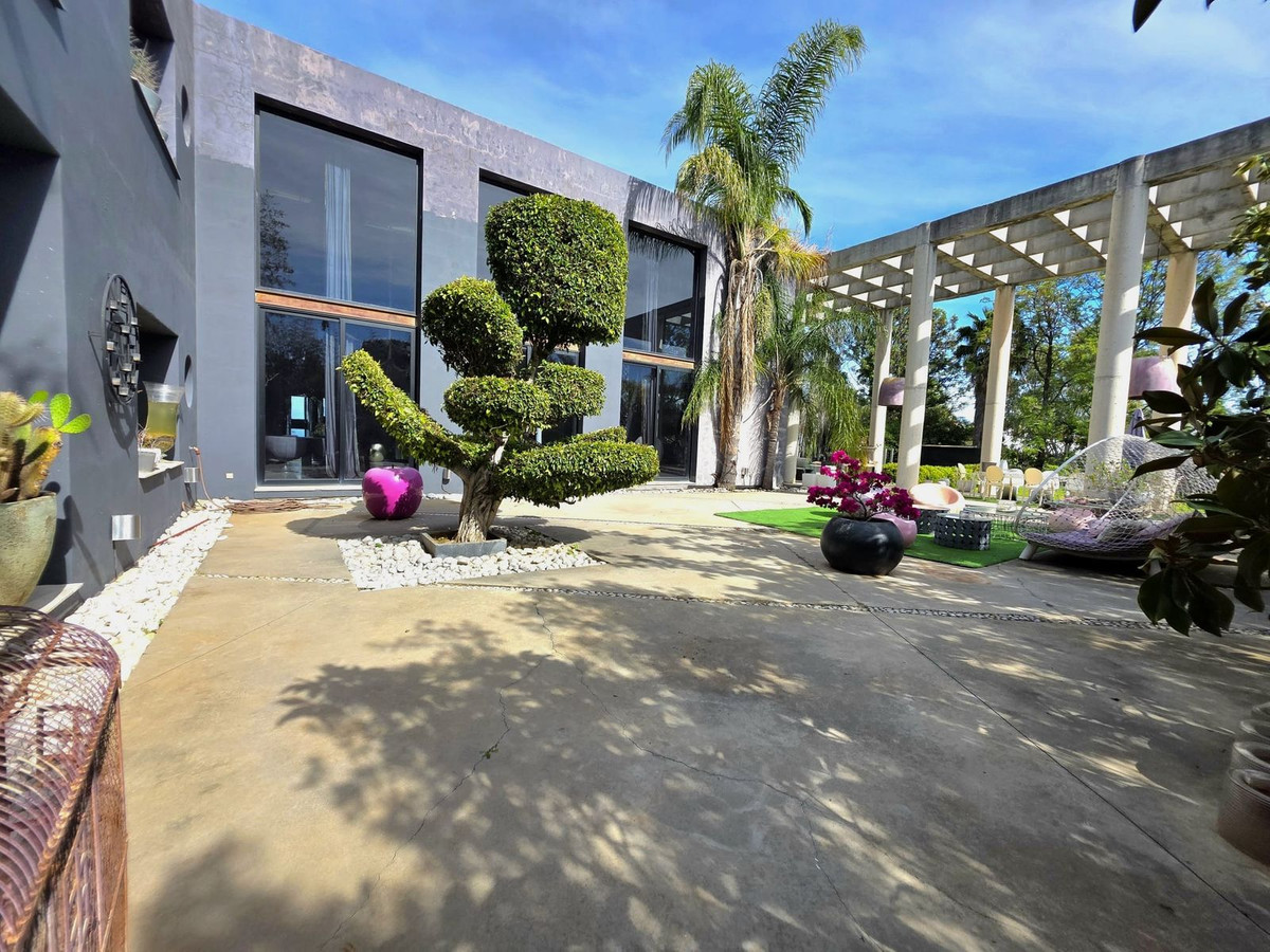 5 Bedroom Villa in Estepona - Photo 44