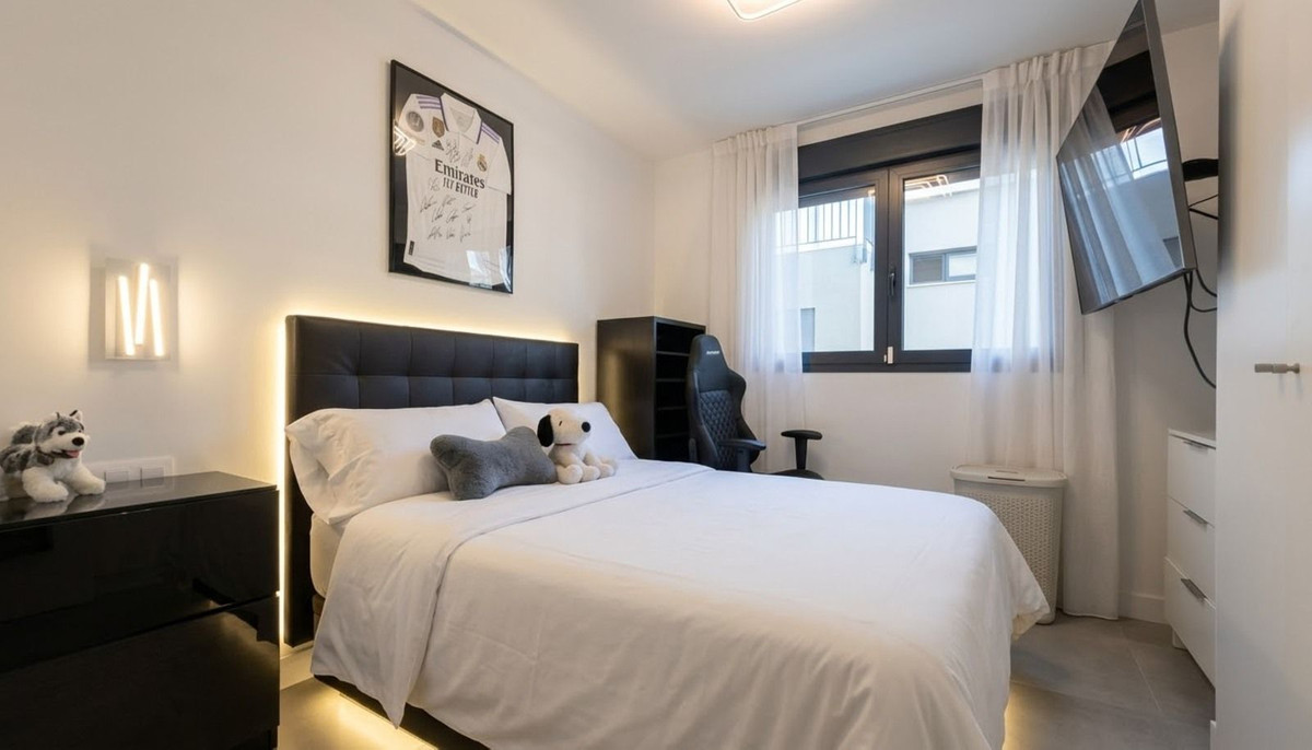 3 Bedroom Apartment in Estepona - Photo 8
