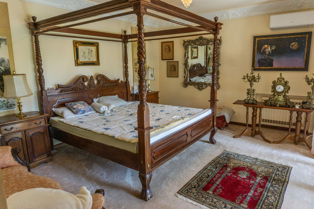 6 Bedroom Villa in Estepona - Photo 26