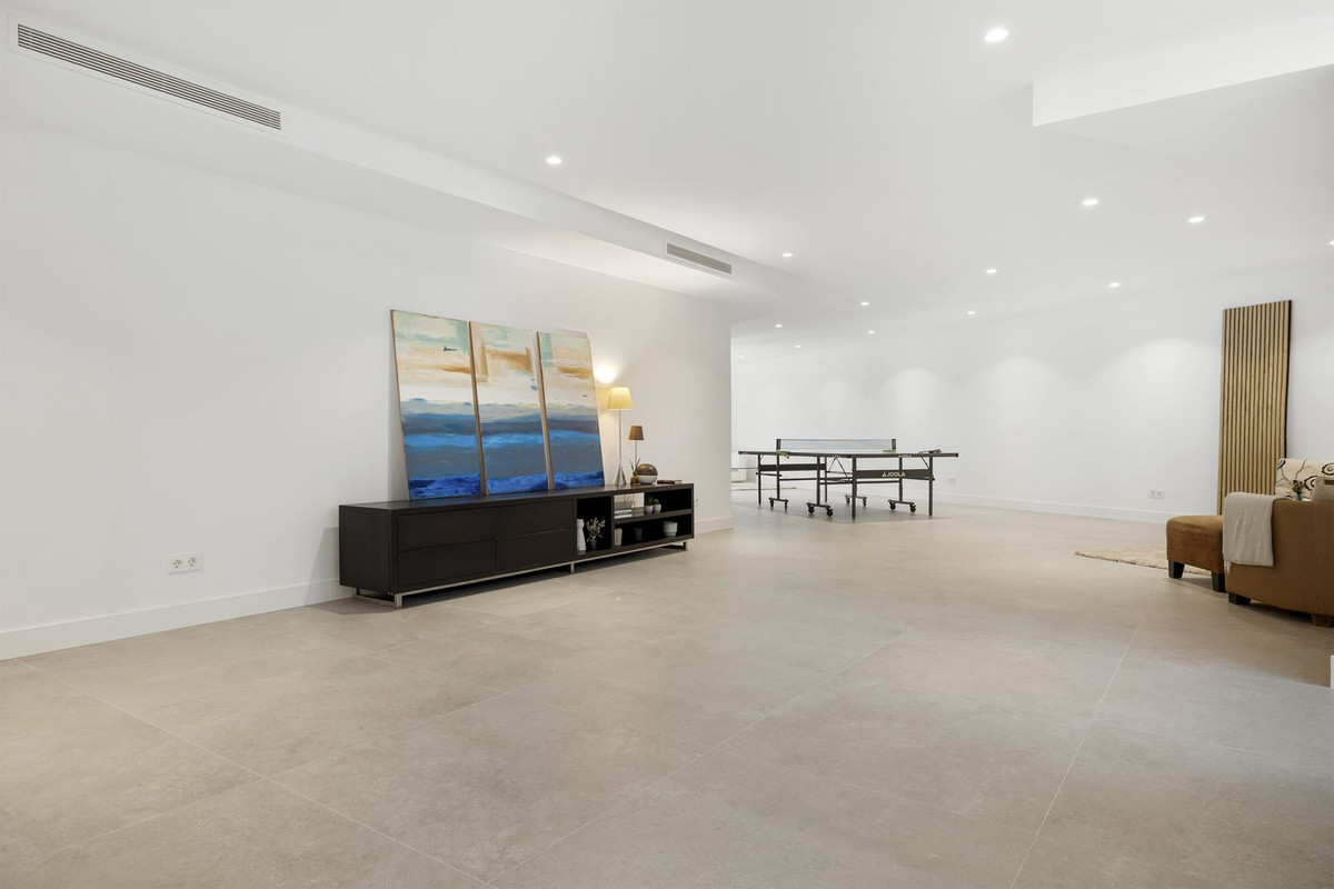 5 Bedroom Villa in Marbella - Photo 27