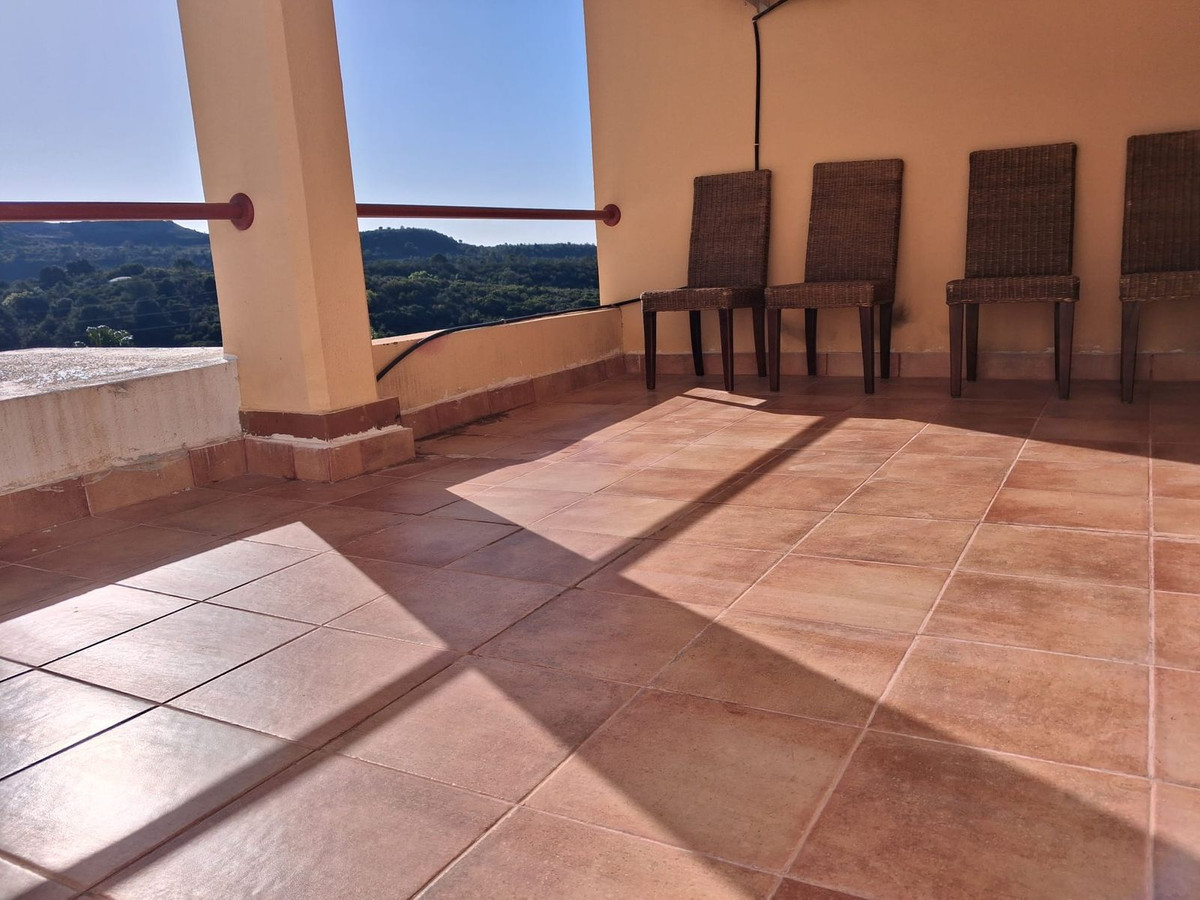 3 Bedroom Penthouse in Benahavís - Photo 13