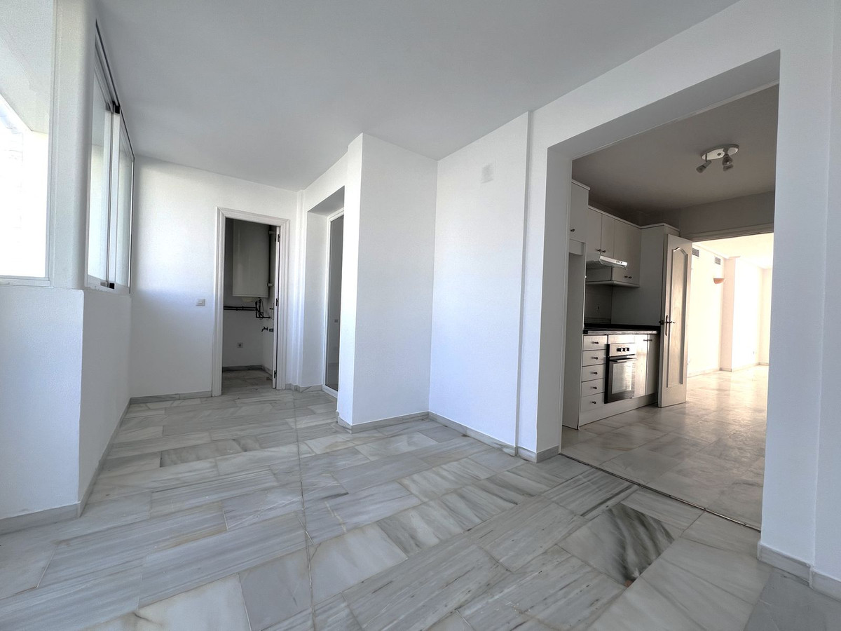 2 Bedroom Apartment in Estepona - Photo 25