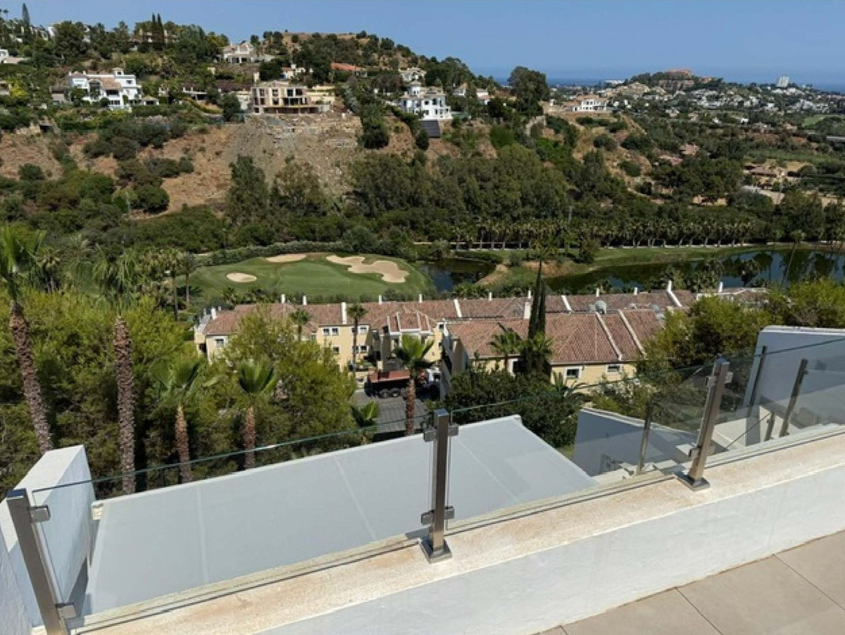 2 Bedroom Penthouse in Benahavís - Photo 3