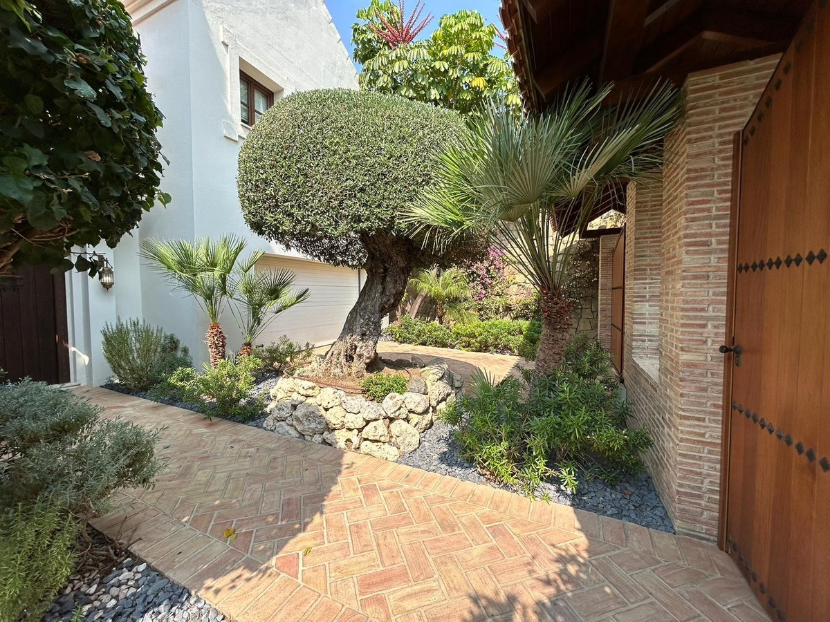 4 Bedroom Villa in Estepona - Photo 36