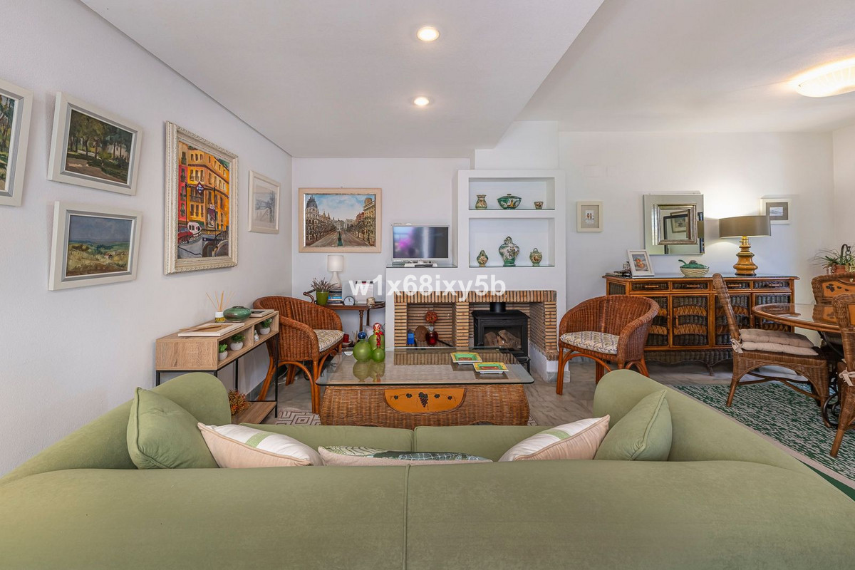 2 Bedroom Townhouse in Estepona - Photo 6