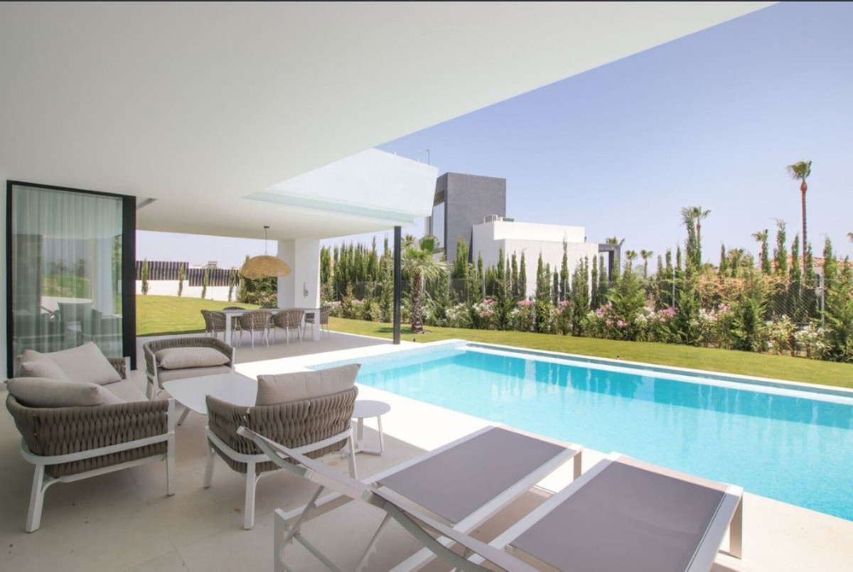 4 Bedroom Villa in Estepona - Photo 7
