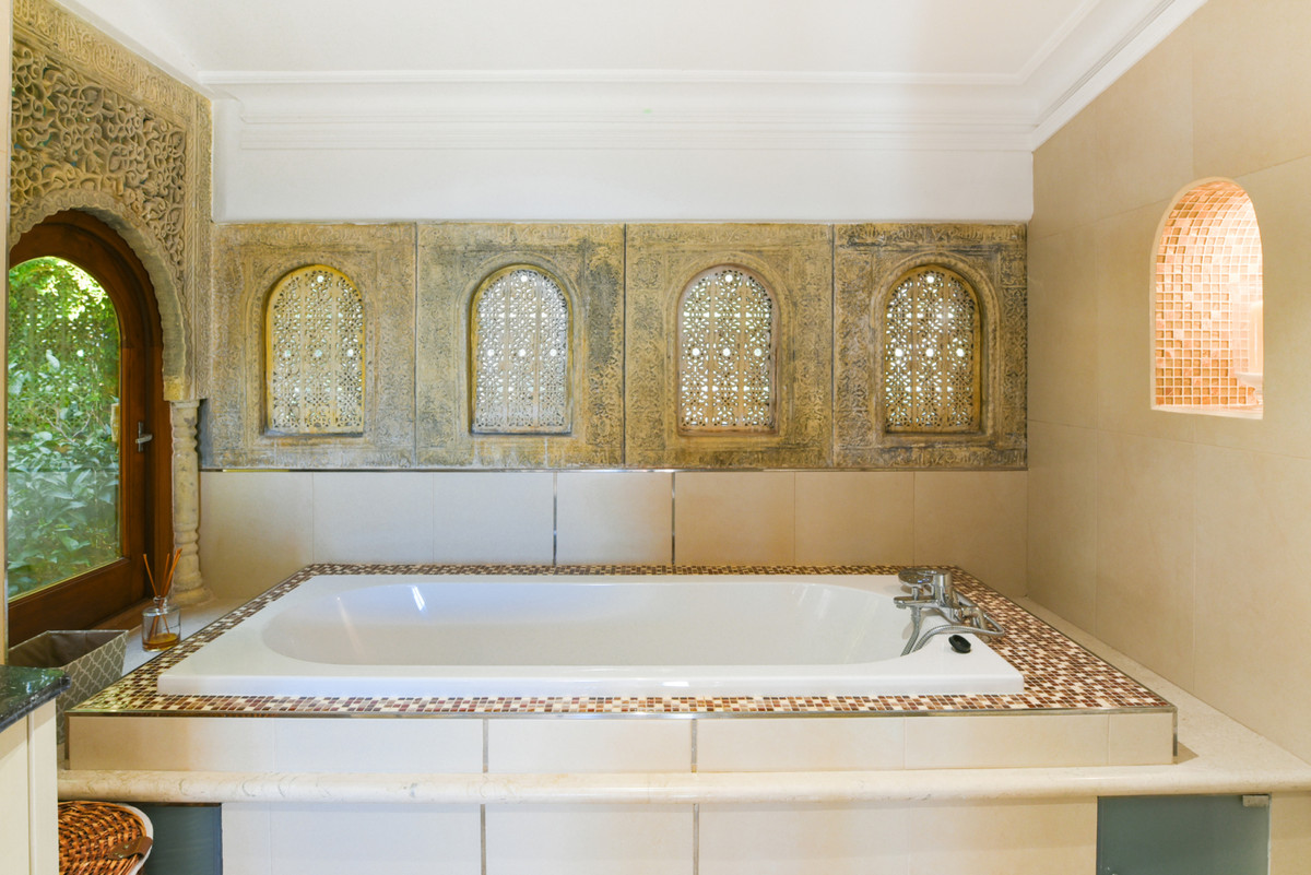 5 Bedroom Villa in Marbella - Photo 30