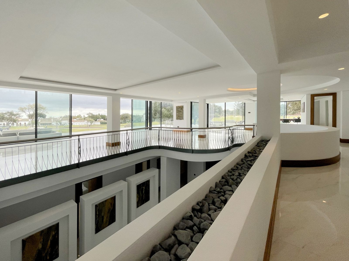 6 Bedroom Villa in San Roque - Photo 47