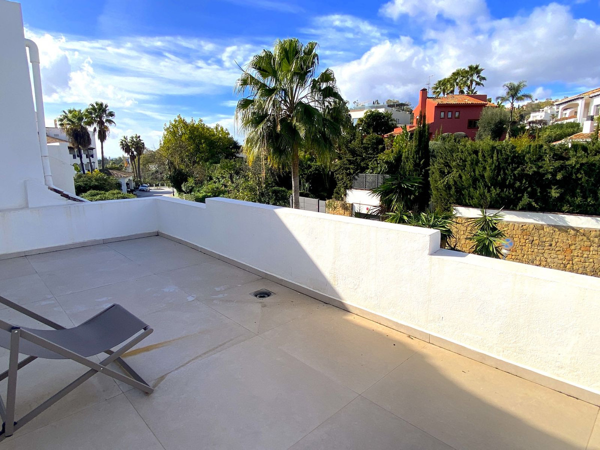 4 Bedroom Townhouse in Benahavís - Photo 53