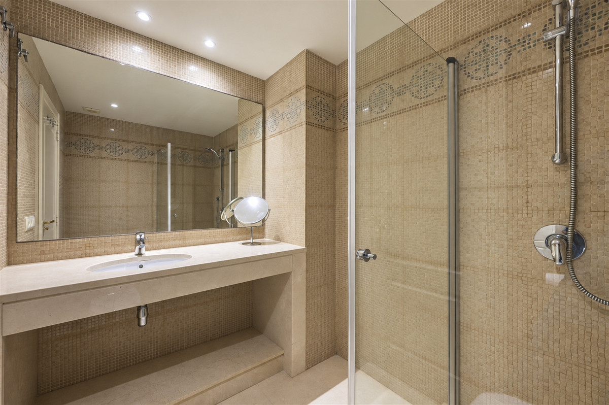 3 Bedroom Penthouse in Benahavís - Photo 25