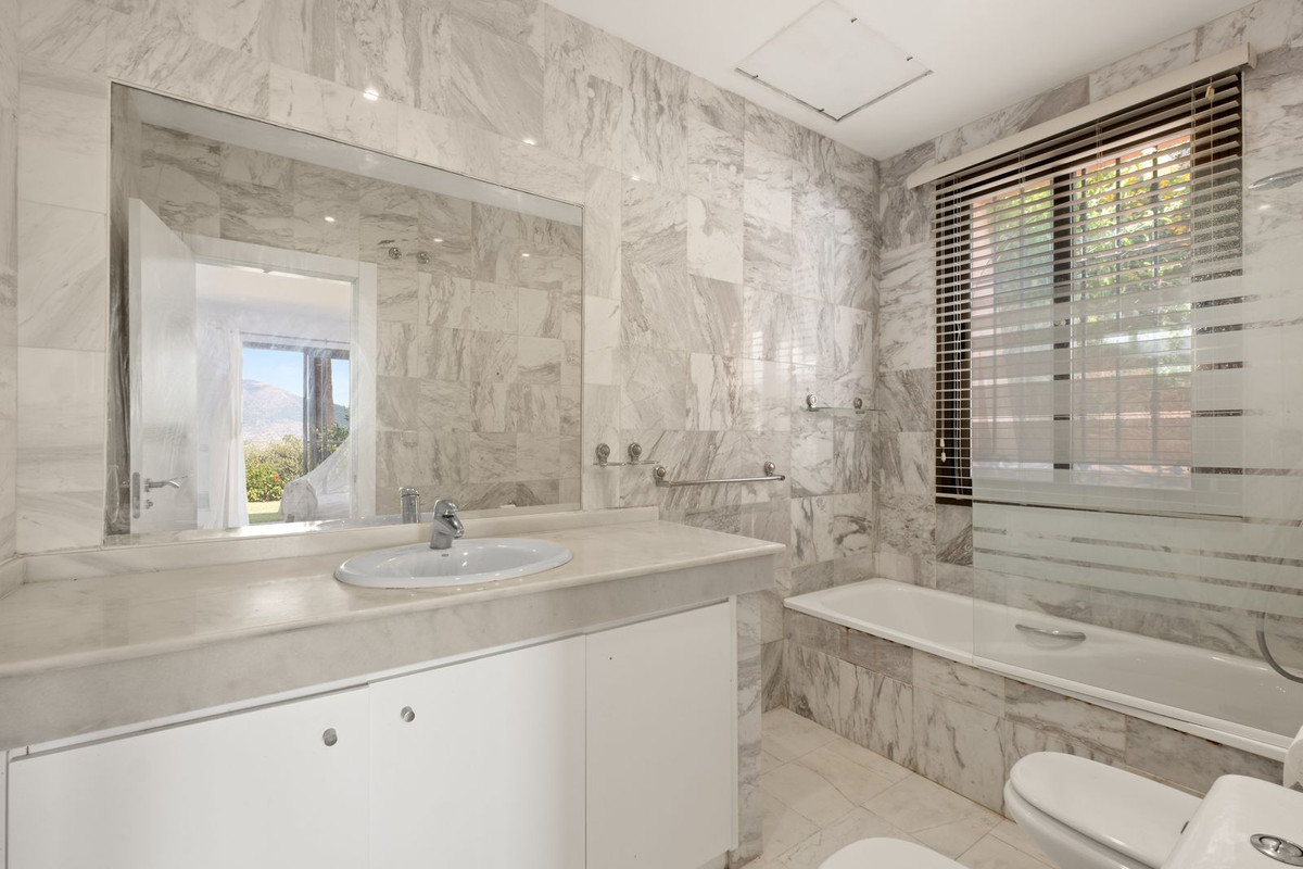 2 Bedroom Apartment in Marbella - Photo 16