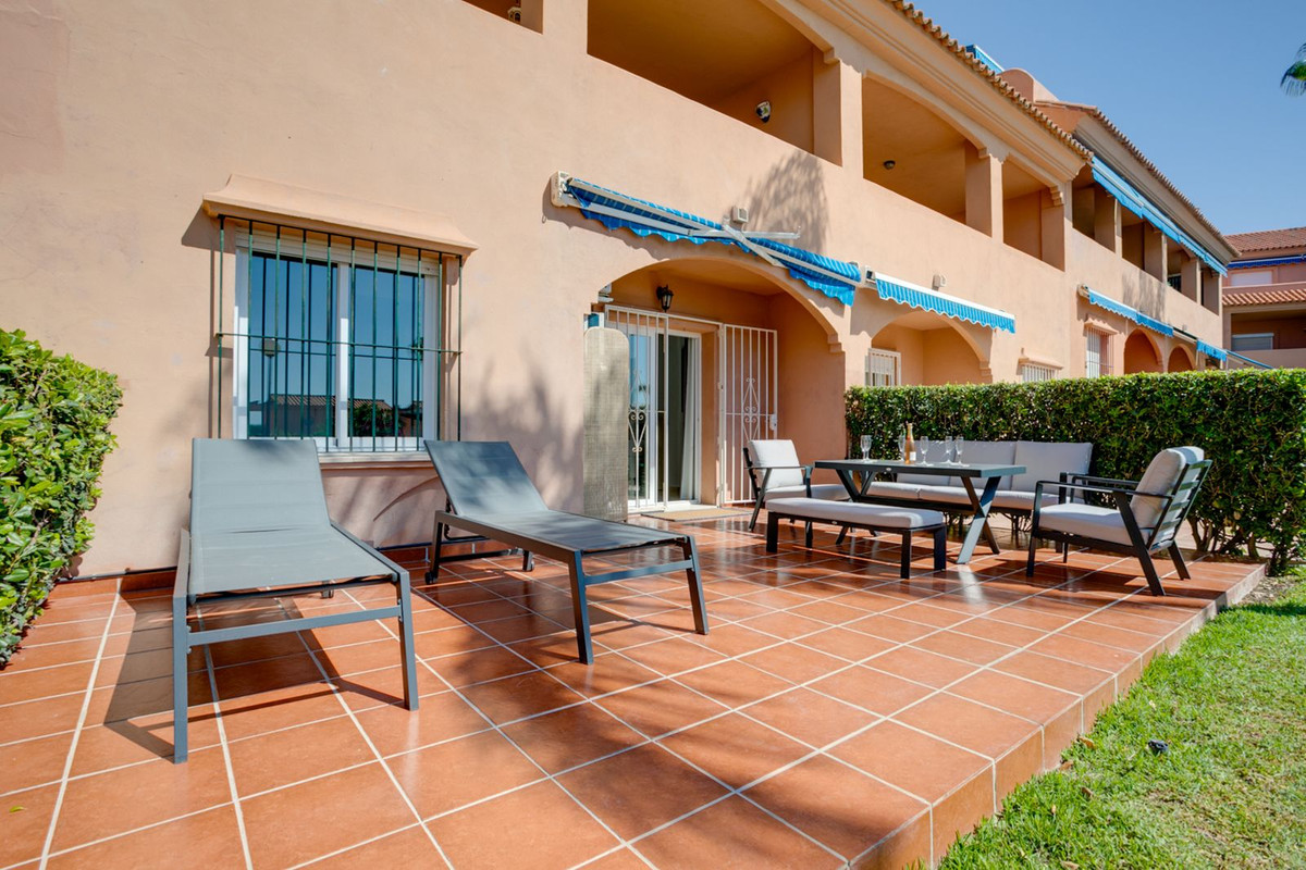 2 Bedroom Apartment in Estepona - Photo 2