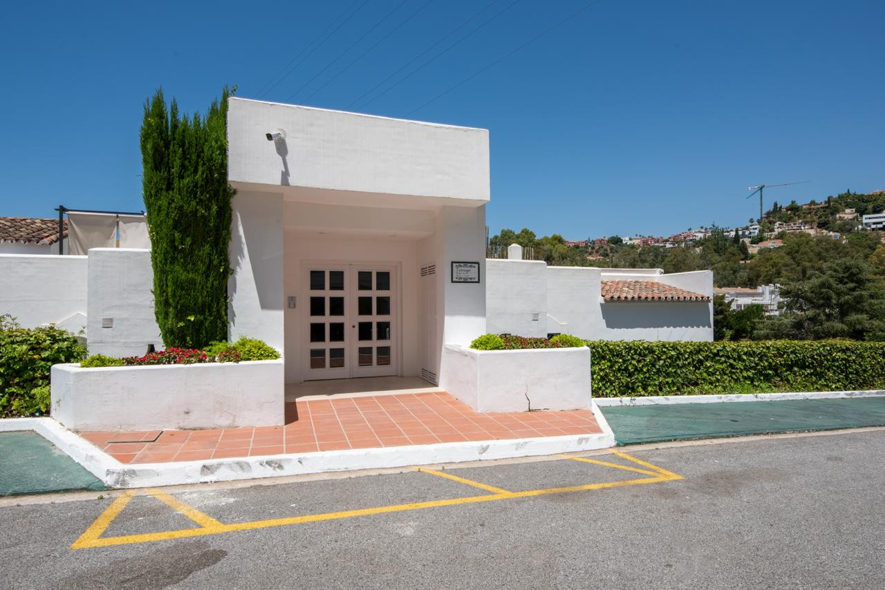 3 Bedroom Penthouse in Benahavís - Photo 22
