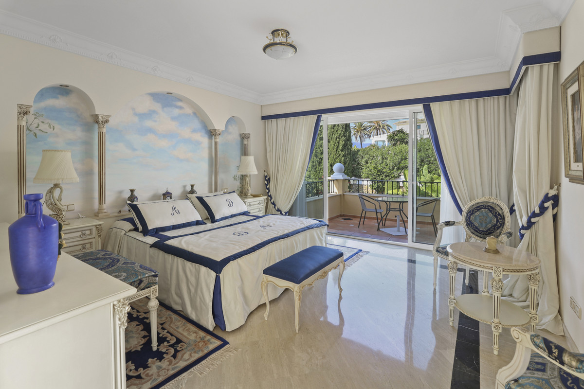 5 Bedroom Villa in Estepona - Photo 22