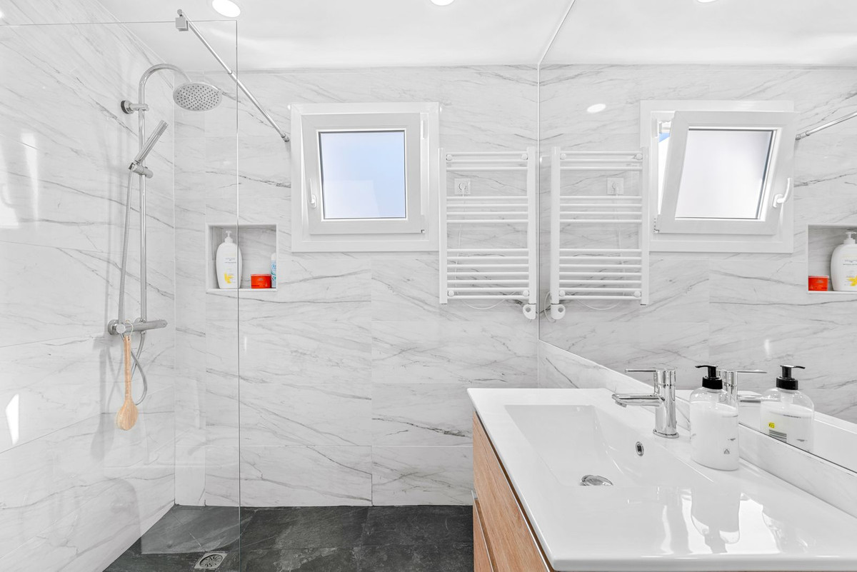 2 Bedroom Penthouse in Estepona - Photo 20