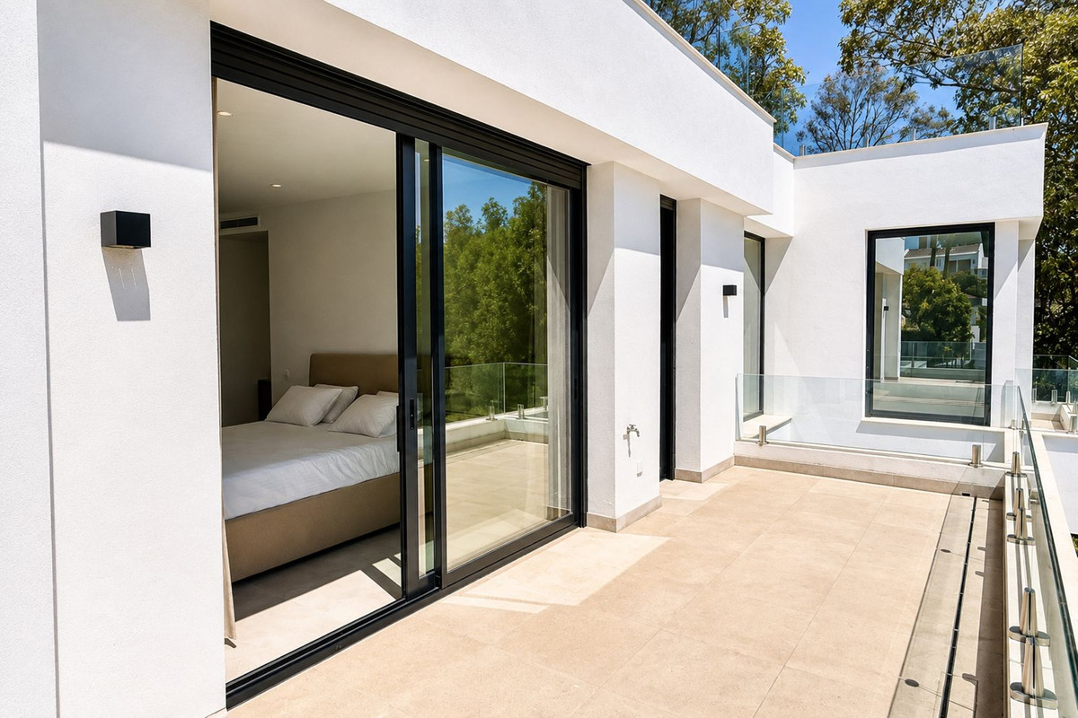 5 Bedroom Villa in Estepona - Photo 31