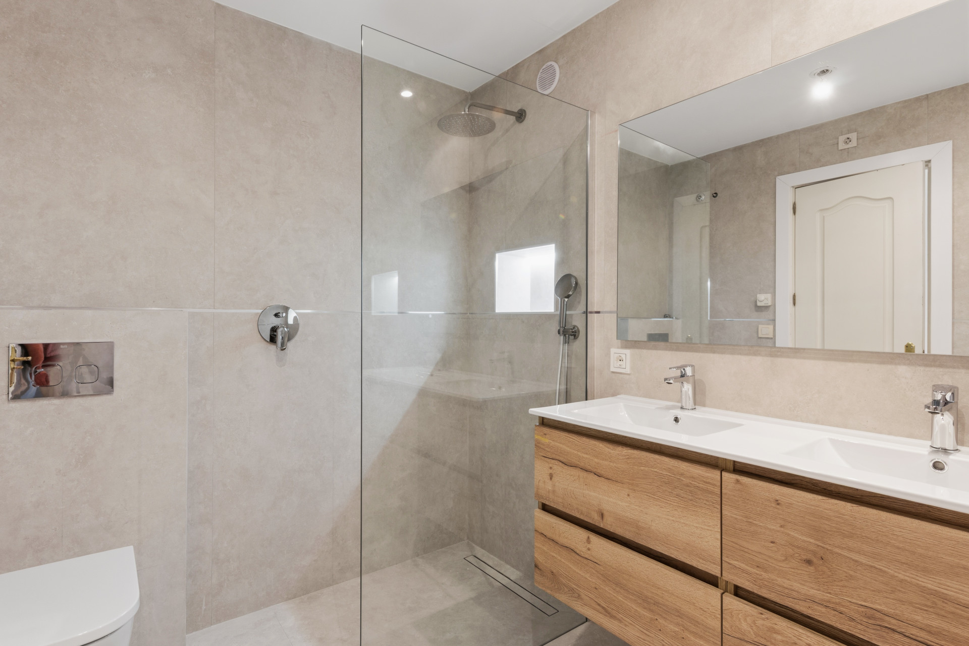 2 Bedroom Apartment in Estepona - Photo 14