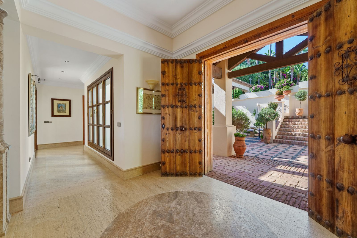 6 Bedroom Villa in Marbella - Photo 6