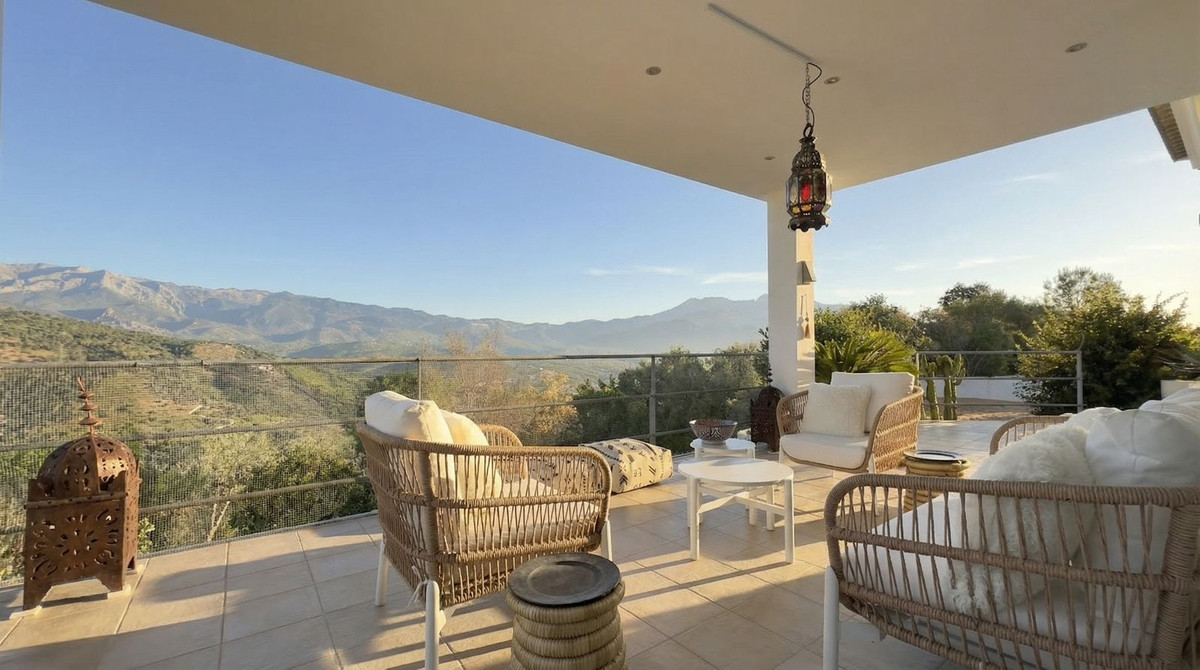 Chalet de 4 dormitorios con piscina en Málaga – Foto 4