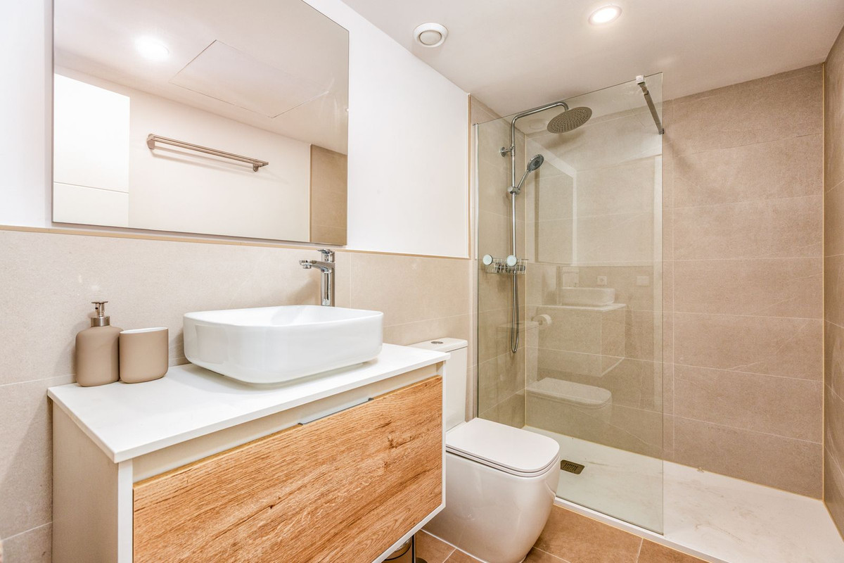 2 Bedroom Apartment in Fuengirola - Photo 10