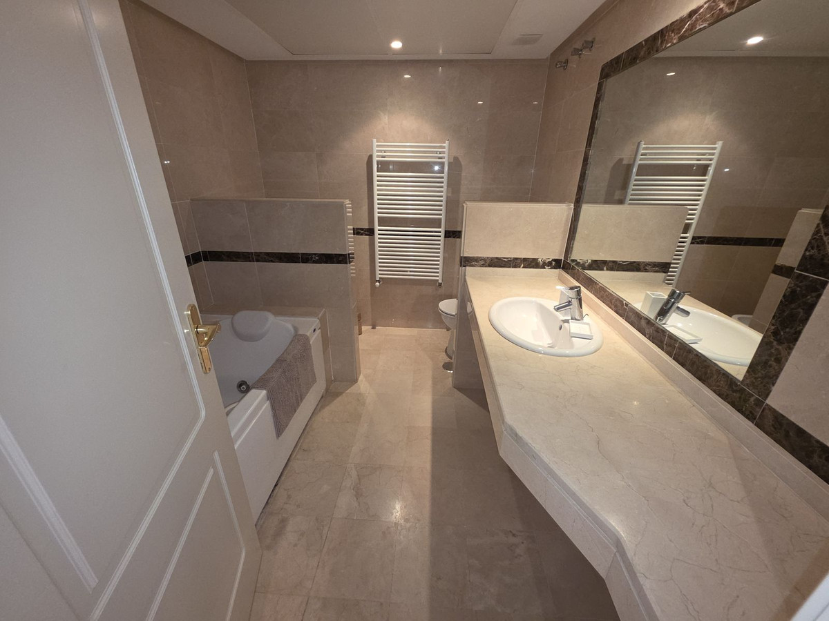 1 Bedroom Apartment in Marbella - Photo 7